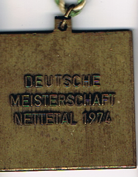 die Medaille Platz 3 Dt. Meisterschaft Nettetal 1974 (hinten)